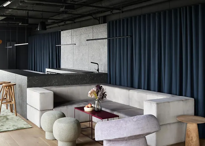 Locke At East Side GalleryHotel Berlin